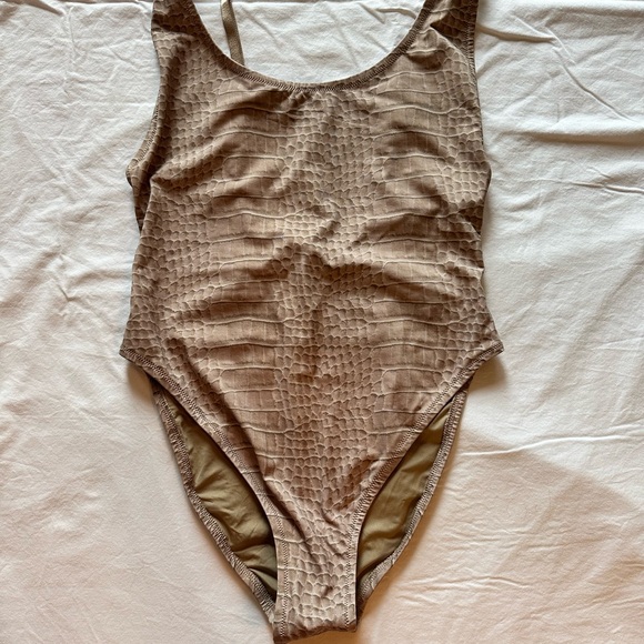 SKIMS NWT  Dune Crocodile One Piece - Picture 1 of 2
